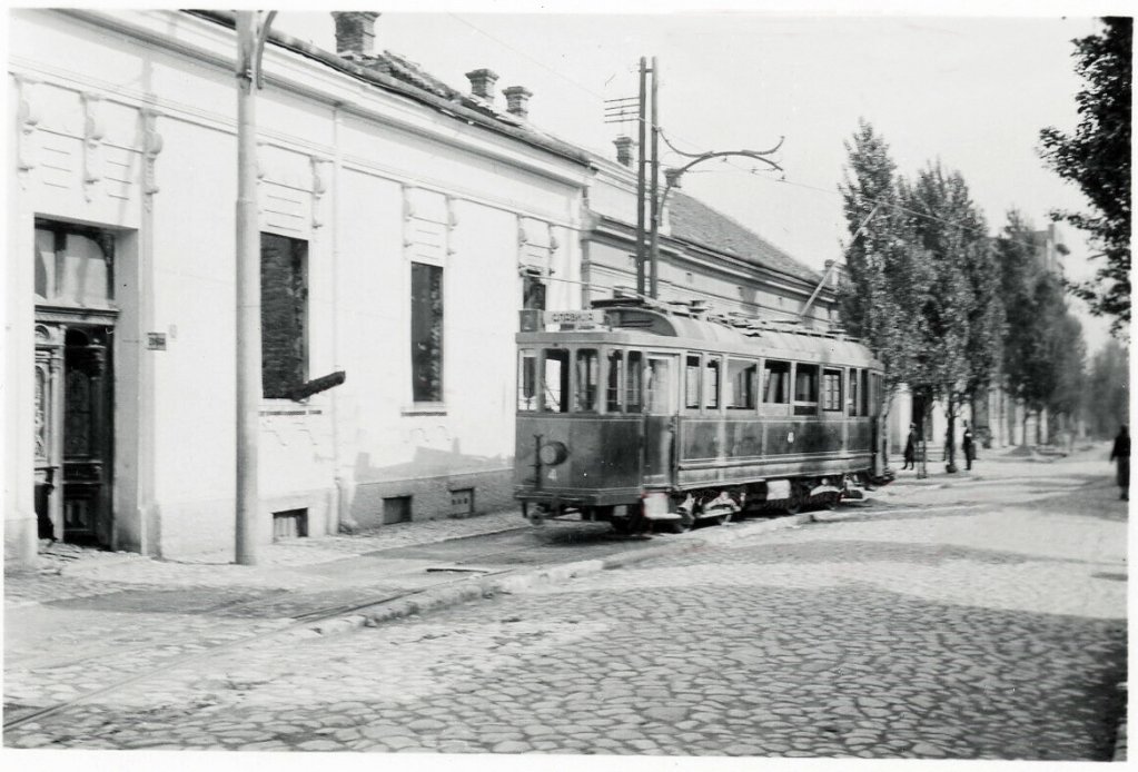 Tramvaj na liniji 2 nije odmakao daleko iz depoa na Dorćolu kada je u rano jutro 6. aprila 1941. dospeo pod udar bombi.jpg