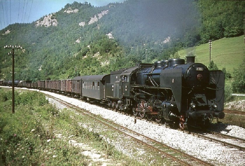 Lokomotiva JŽ 11-053 na čelu teretnog voza u blizini železničke stanice LAŠVA.na pruzi Sarajevo-Lašva..jpg