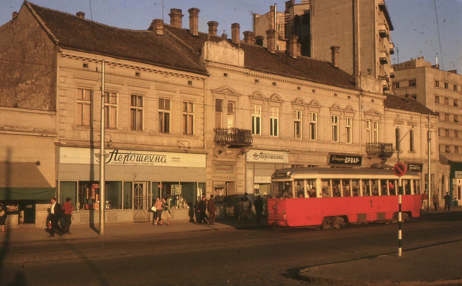 U Karadjordjevoj. Dvojka vrti svoj krug..jpg