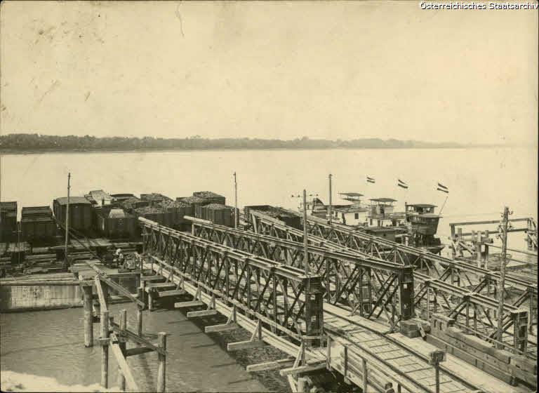 Luka u Smederevu za vreme WW I. Vagoni su se brodovima prebacivali na drugu stranu Dunava -Kovin- i obratno..jpg