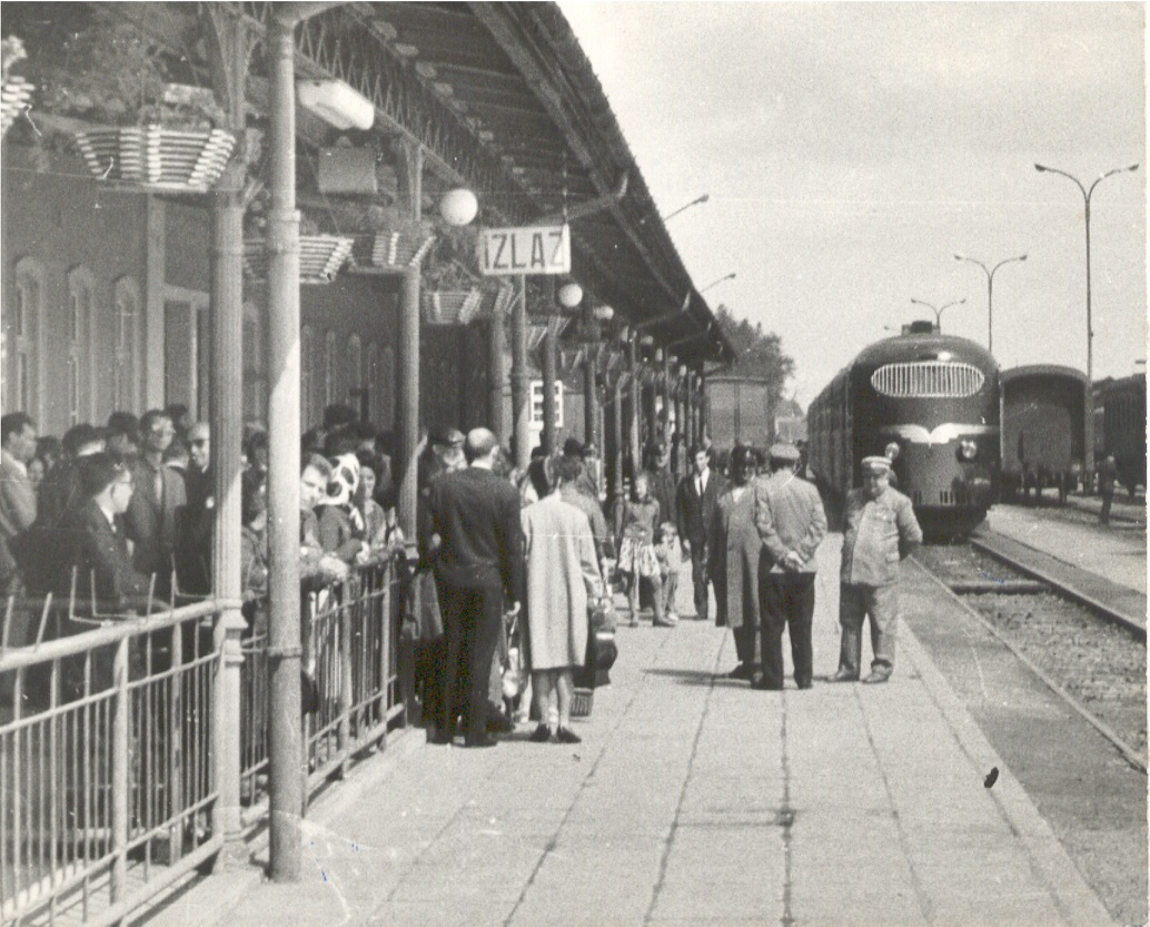 Ulazak motornog putničkog voza Hargita na relaciji Budimpešta-Beograd-Budimpešta u stanicu Subotica, juna 1965. 1.jpg