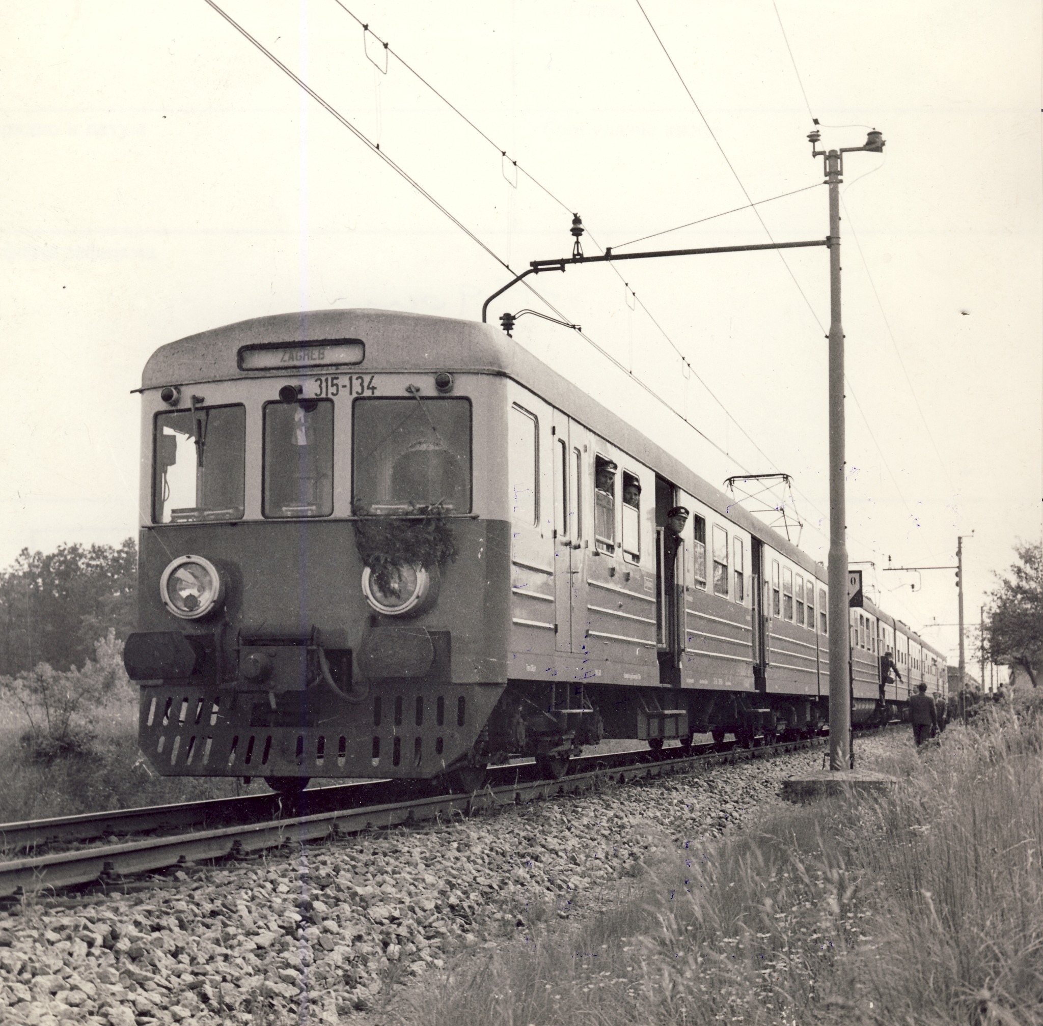 Elektromotorni voz serije 311-315 -Gomulka- na otvranju elektrificirane pruge Zagreb-Karlovac14.V 1966..jpg