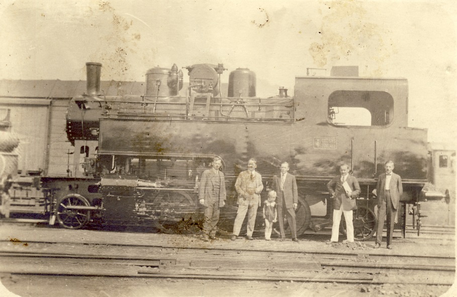 Železničari Broda na Savi -Sl. Broda-, pored lokomotive SHS 376.407 JDŽ 50-010), 1927. g..jpg