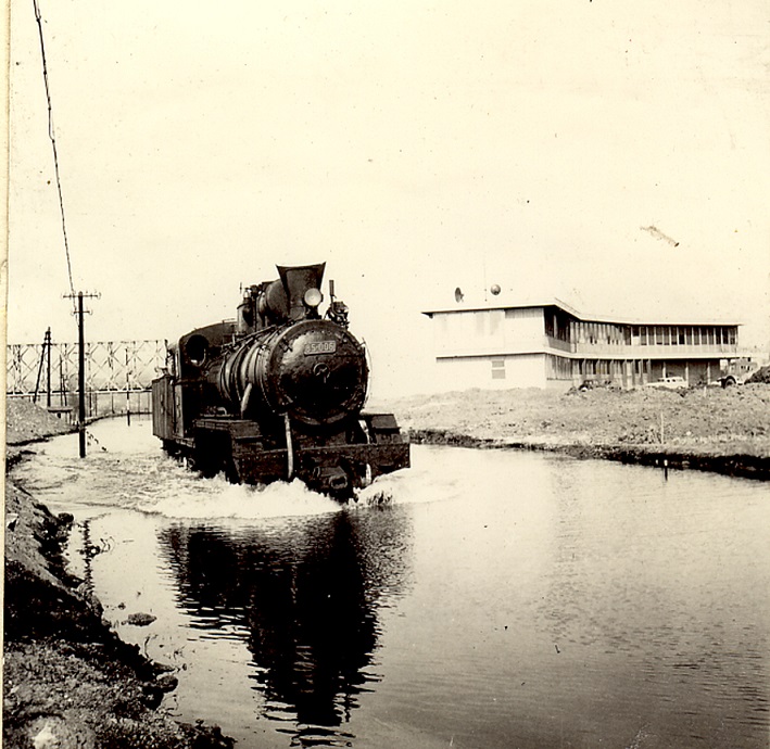 Lokomotiva 85-006 u vreme poplave stanice Beograd Sava i Beograd, 1962, g.1.jpg