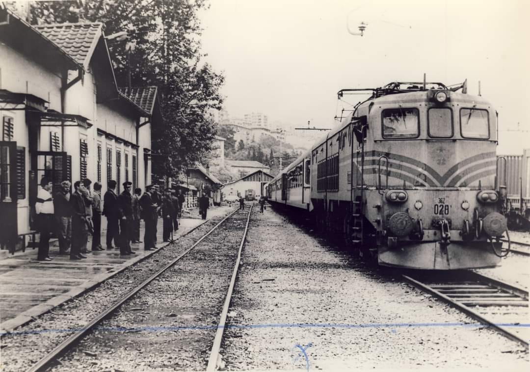 Poslovni vlak Zagreb - Rijeka na kolodvoru Brajdica.jpg