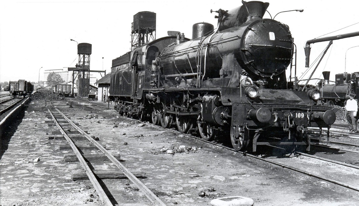 Namirivanje lokomotive 01-109 u ložionici Zaječar, 60-tih godina.jpg