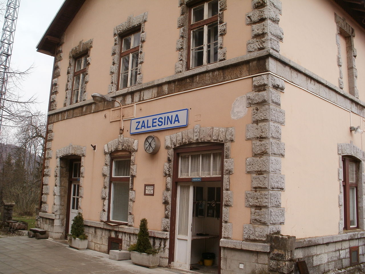 1280px-Kolodvor_Zalesina.jpg
