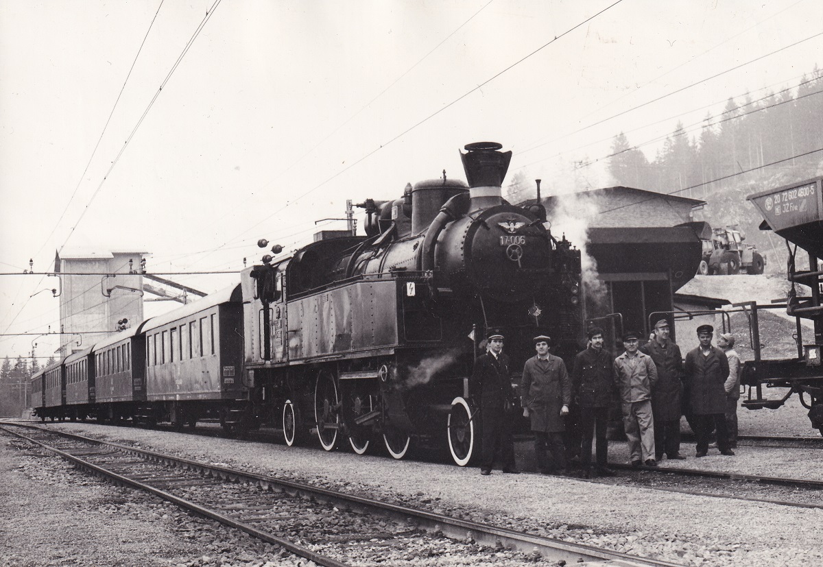 fh011 JŽ 17-006 je pripeljala posebni vlak na Verd.jpg
