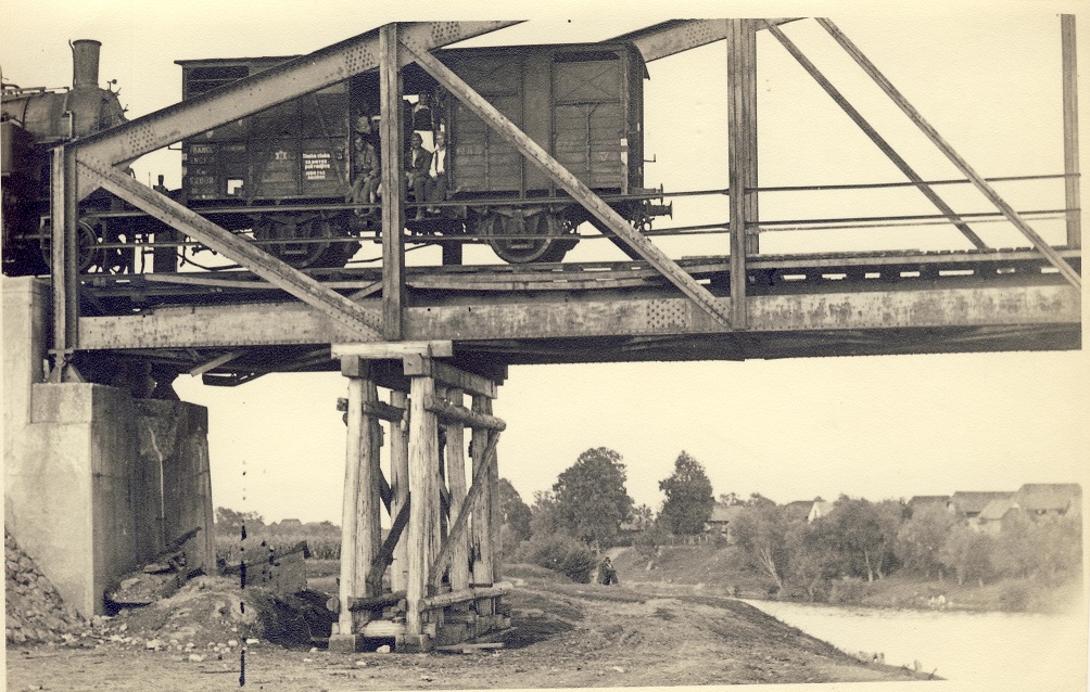 1945. VII 14. Proba provizornog mosta preko Kupe u km. 88,588 pruge Caprag-Karlovac.jpg