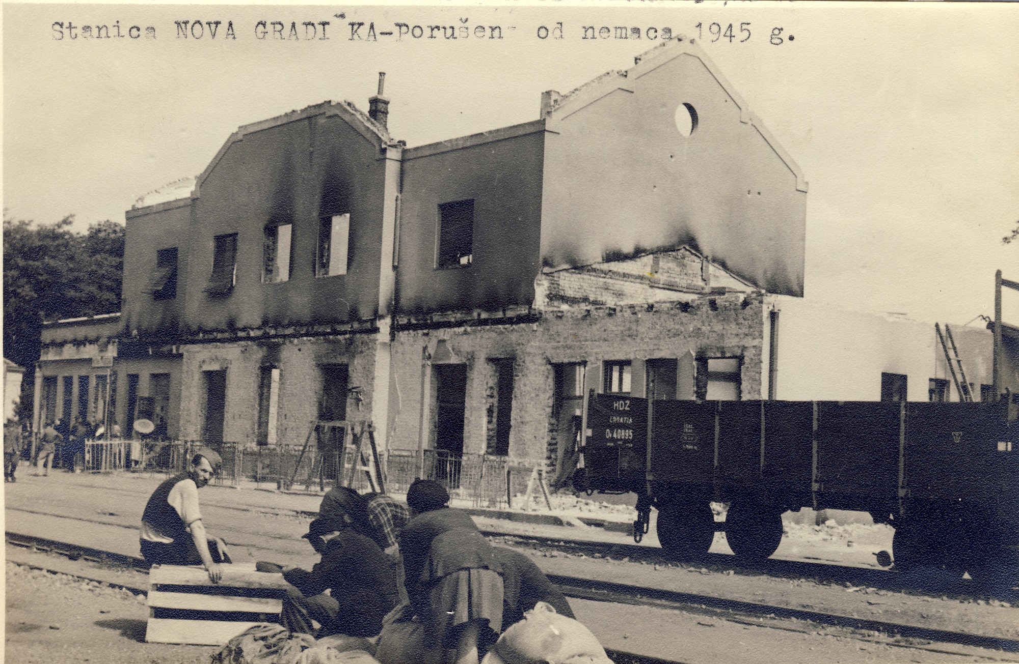 1945. VII 8. Porusena zgrada kolodvora Nova Gradiska.jpg