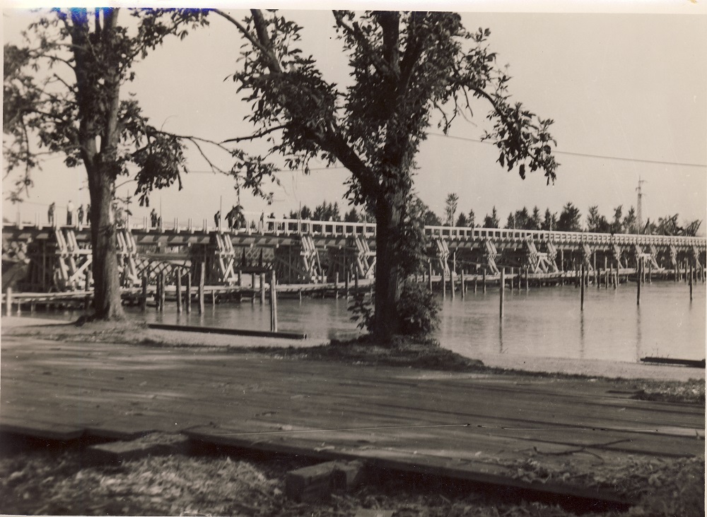 1945. Provizorni železnicki most preko Drave kod Ptuja u fazi zavrsetka.jpg