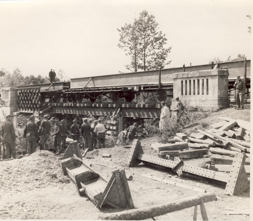 1945. Proba provizornog mosta preko Rogoznice kod Ptuja na pruzi Pragersko-Kotoriba.jpg