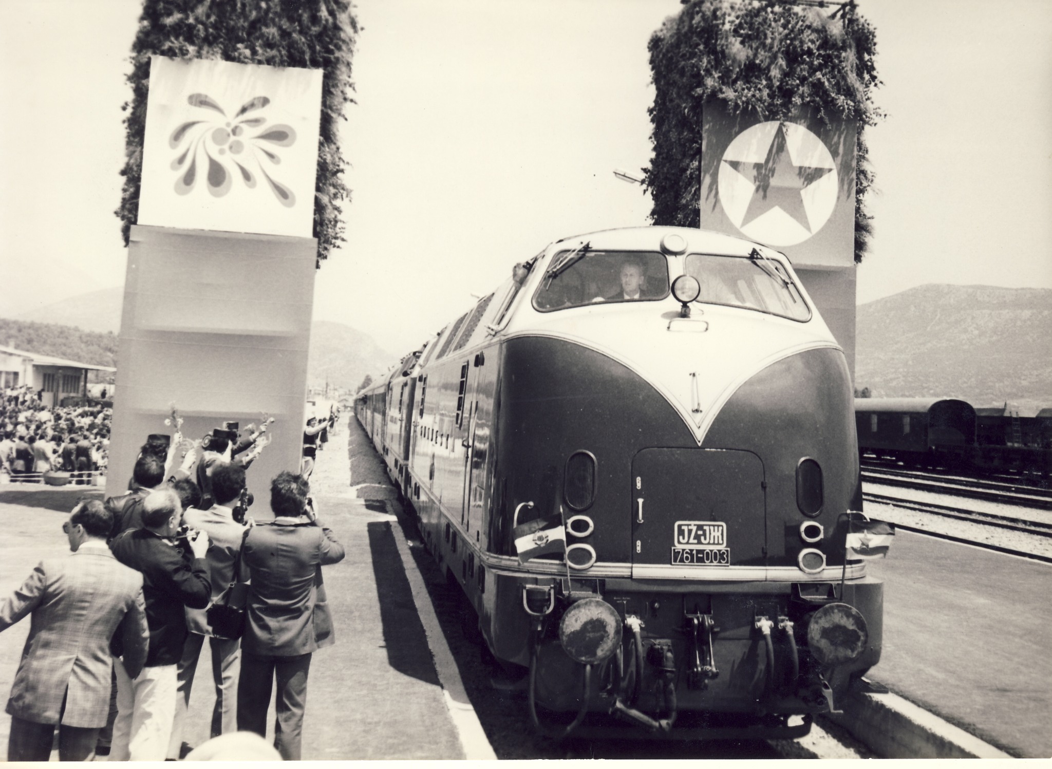 1976. V 29. Ulazak Plavog voza u stanicu Titograd, prilikom otvaranja pruge Beograd-Bar.jpg