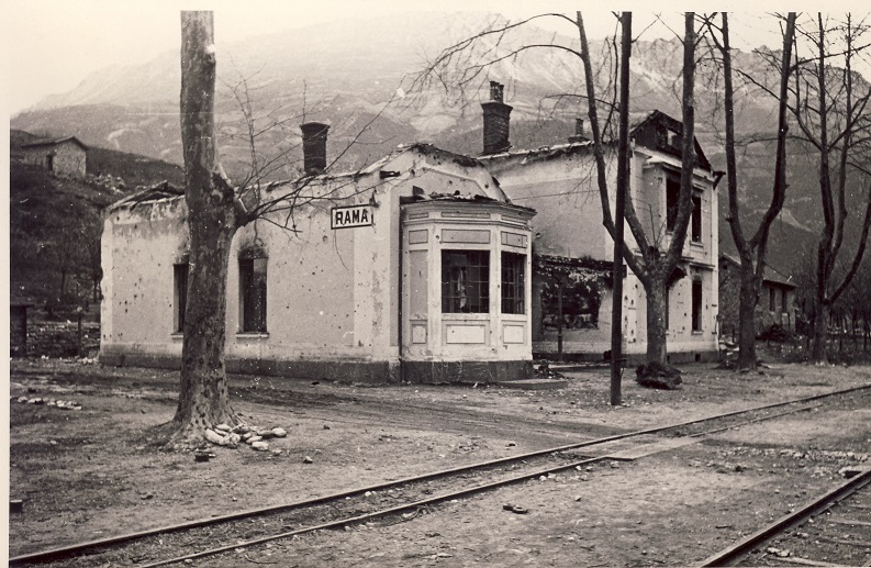 1945. Spaljena zeleznicka stanica Rama na pruzi Sarajevo-Mostar.jpg