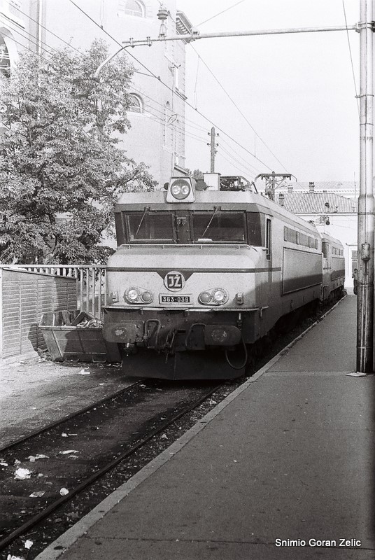 Slovenacka lokomotiva 363-038 -zvali su je Brižitka- na rijeckom kolodvoru. 1982.g..jpg