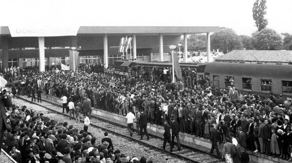 Dolazak prvog vlaka u Zadar privukao je ogromnu masu svijeta.jpg