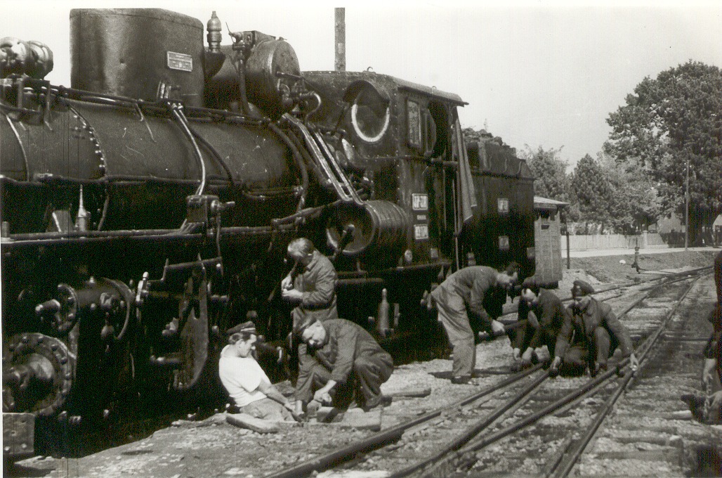 Opravka lokomotive na stanici Stara Bijeljina, 1975. g..jpg