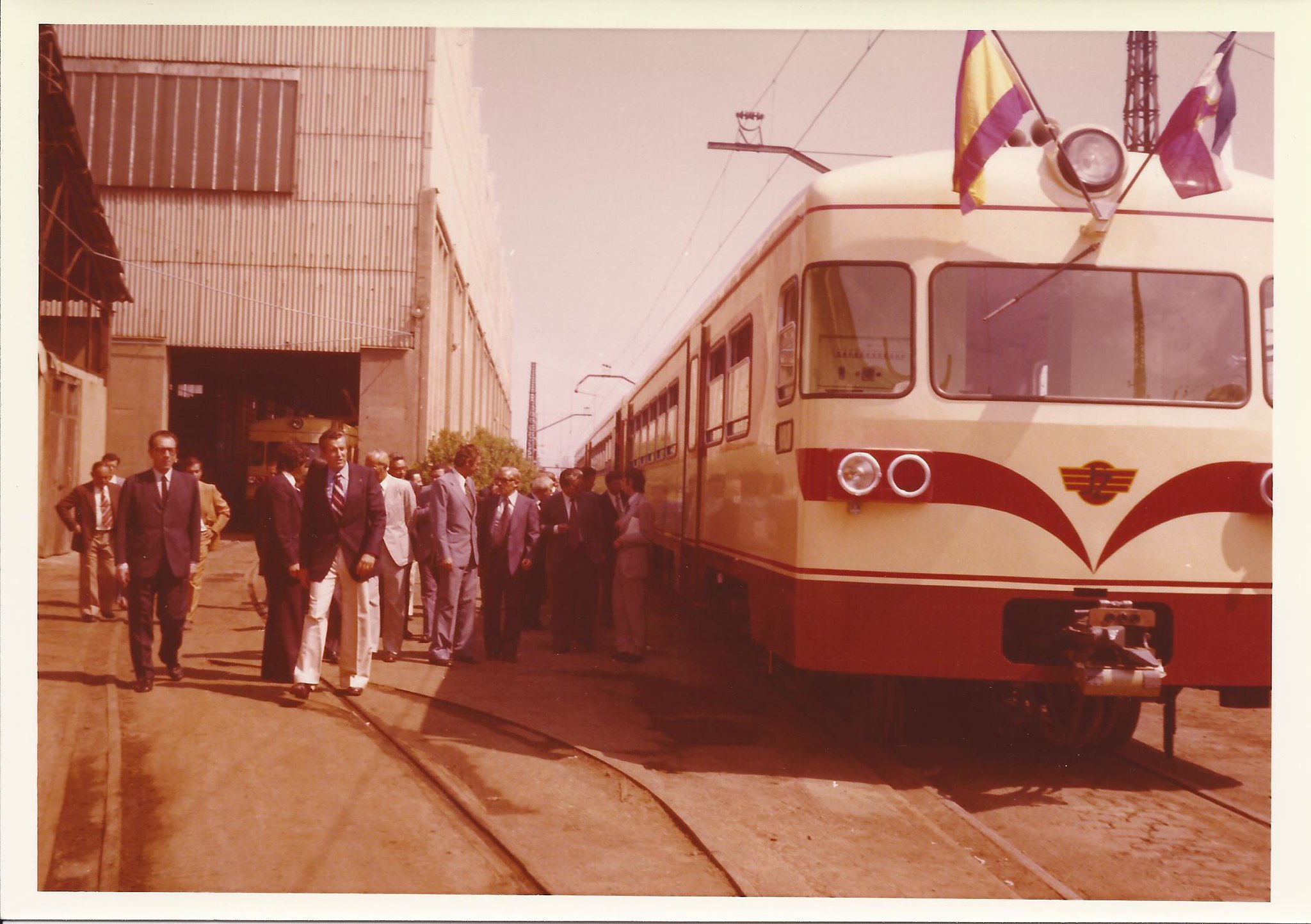JŽ 712, namenjen za ŽTO Skopje, kreće na put za Jugoslaviju, ispred fabrike &quot;Macosa&quot; - (Barcelona, 1973 god.)