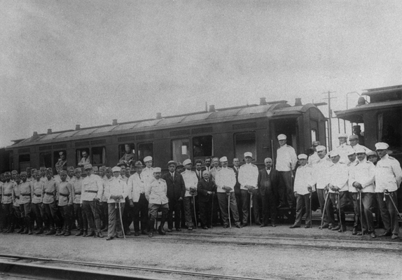 Čačak Kroz Vreme - Čačak 1929.godina i ispraćaj pukovnika Milutinovića na žеlеzničkoj stanici.jpg