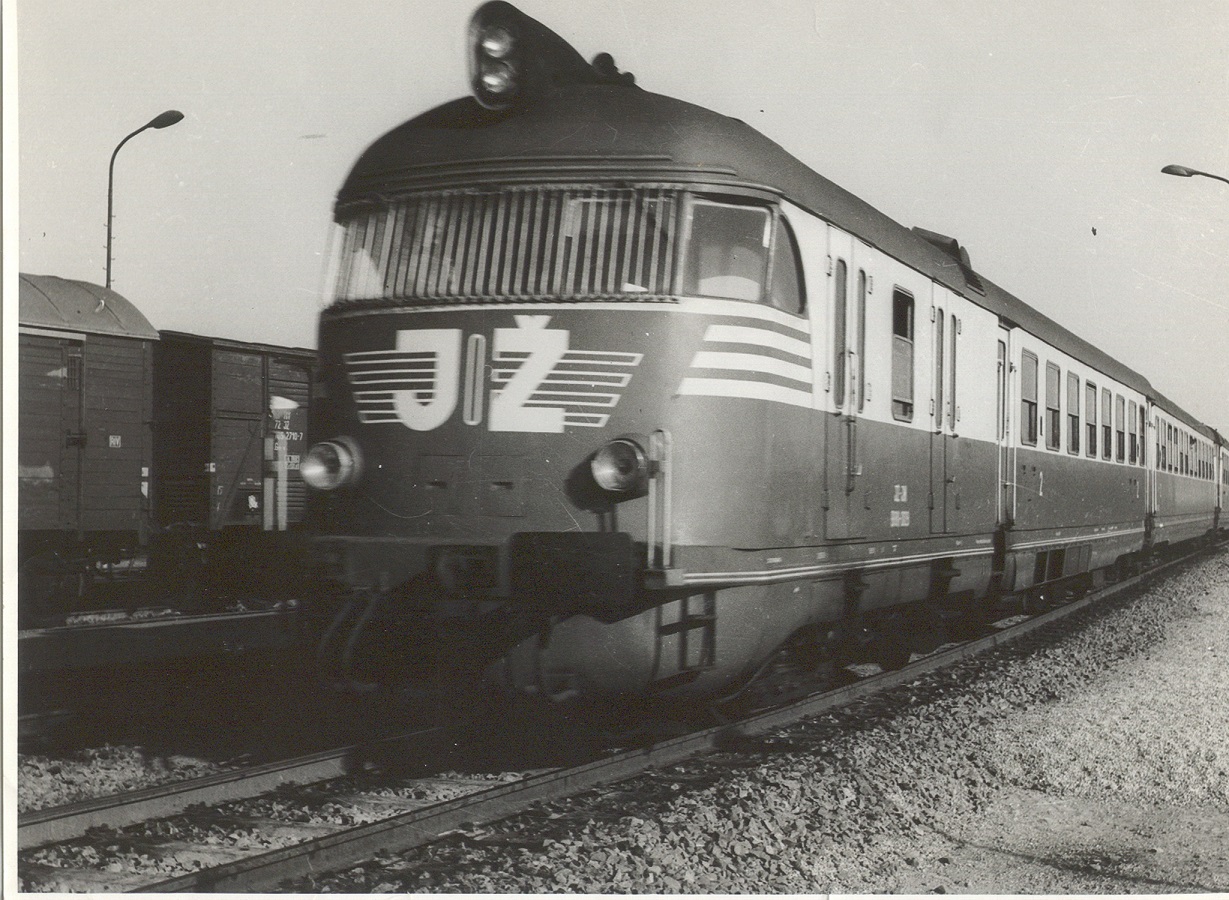 Petodelni motorni voz serije JŽ 811-816 -Ganc-, 60-tih godina..jpg