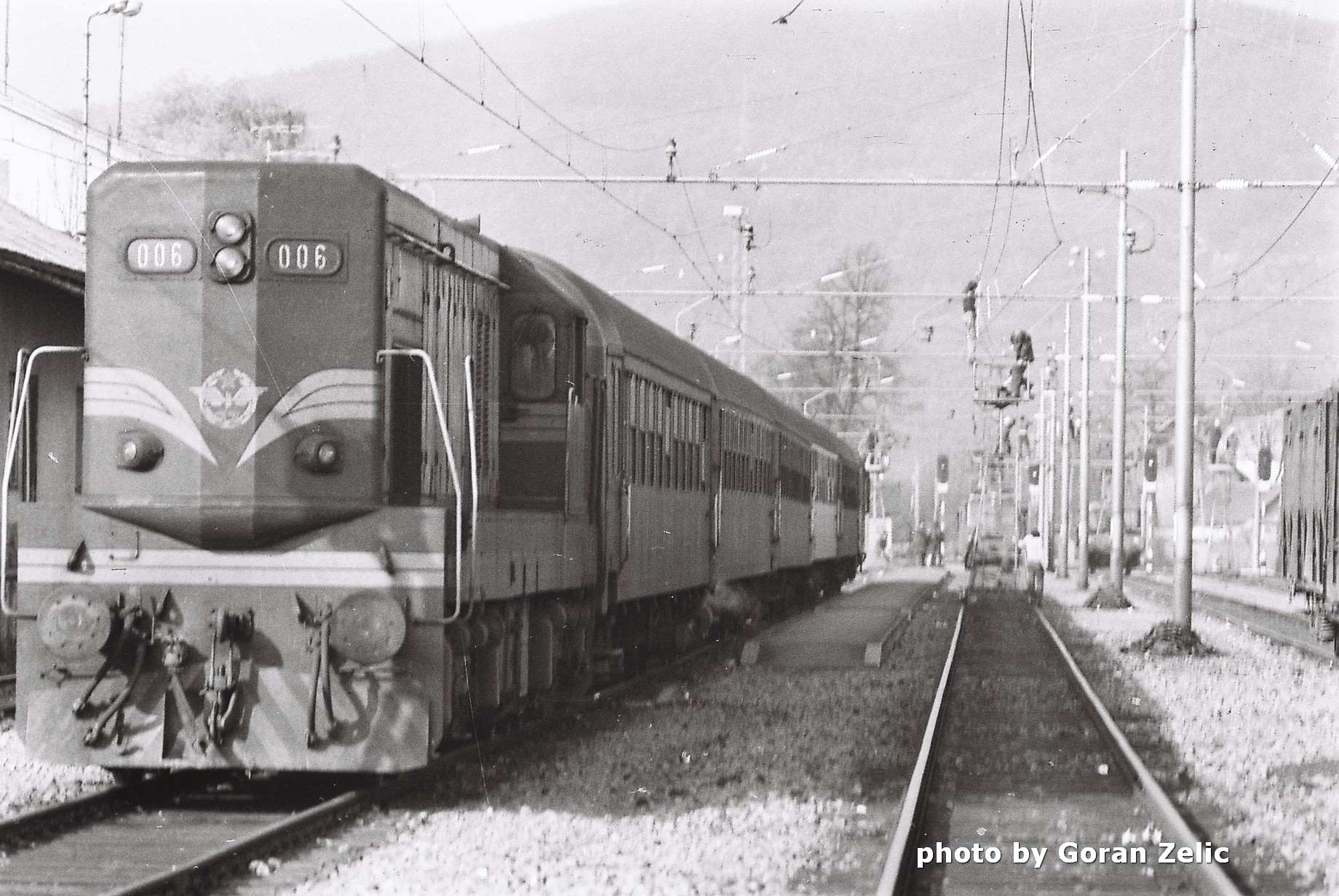 Putnicki vlak iz Knina ulazi u stanicu Ogulin, 1986.g.jpg