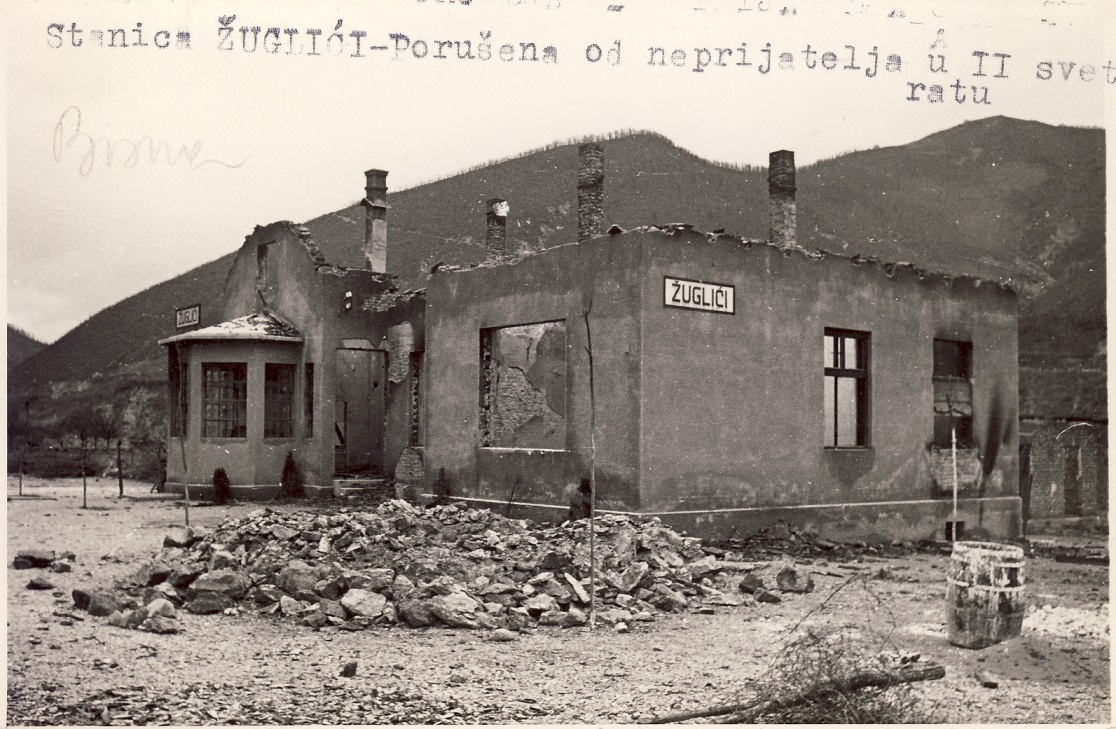 1945. VII 15. Spaljena zgrada stanice Zvečaj.jpg