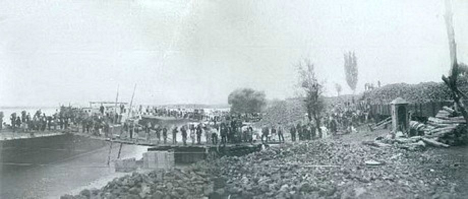 Bel.pr. Утовар брикета у шлепове у радујевачком пристаништу крајем XIX века (фотографија Музеја Крајне Неготин).jpg