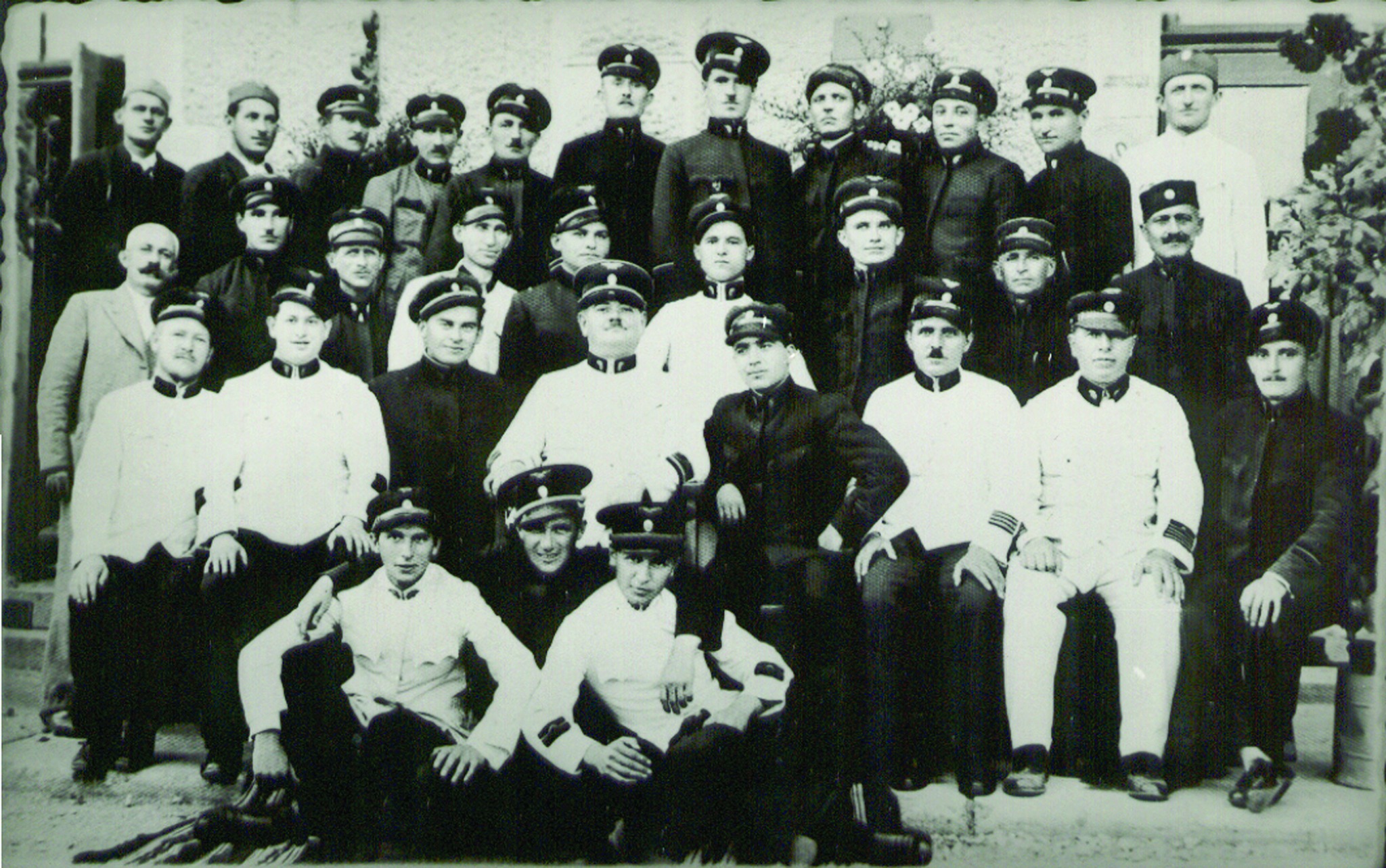 Jagodina, osoblje stanice 1934.jpg