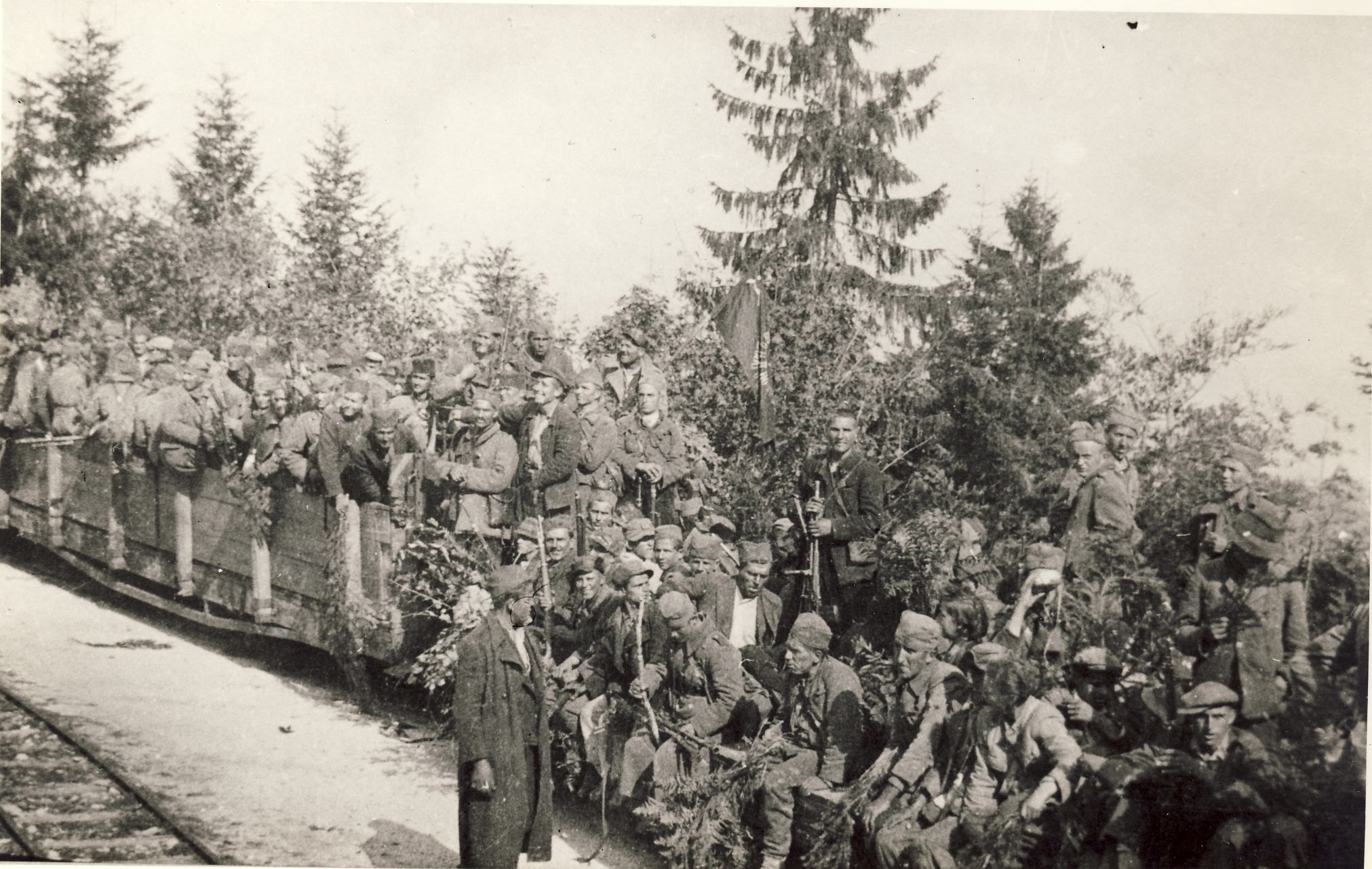 1942. X Borci II proleterske brigade ukrcavaju se na Mlinistu na putu za Drvar.jpg