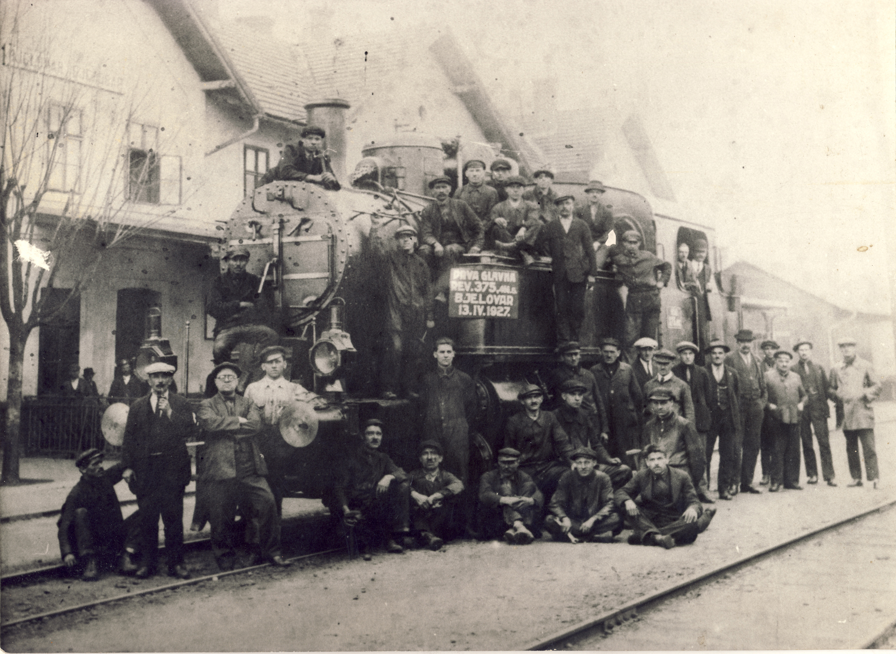 1927. IV 13. Radnici ložionice Bjelovar pored lokomotive SHS 375.466 JZ 51-12)..jpg
