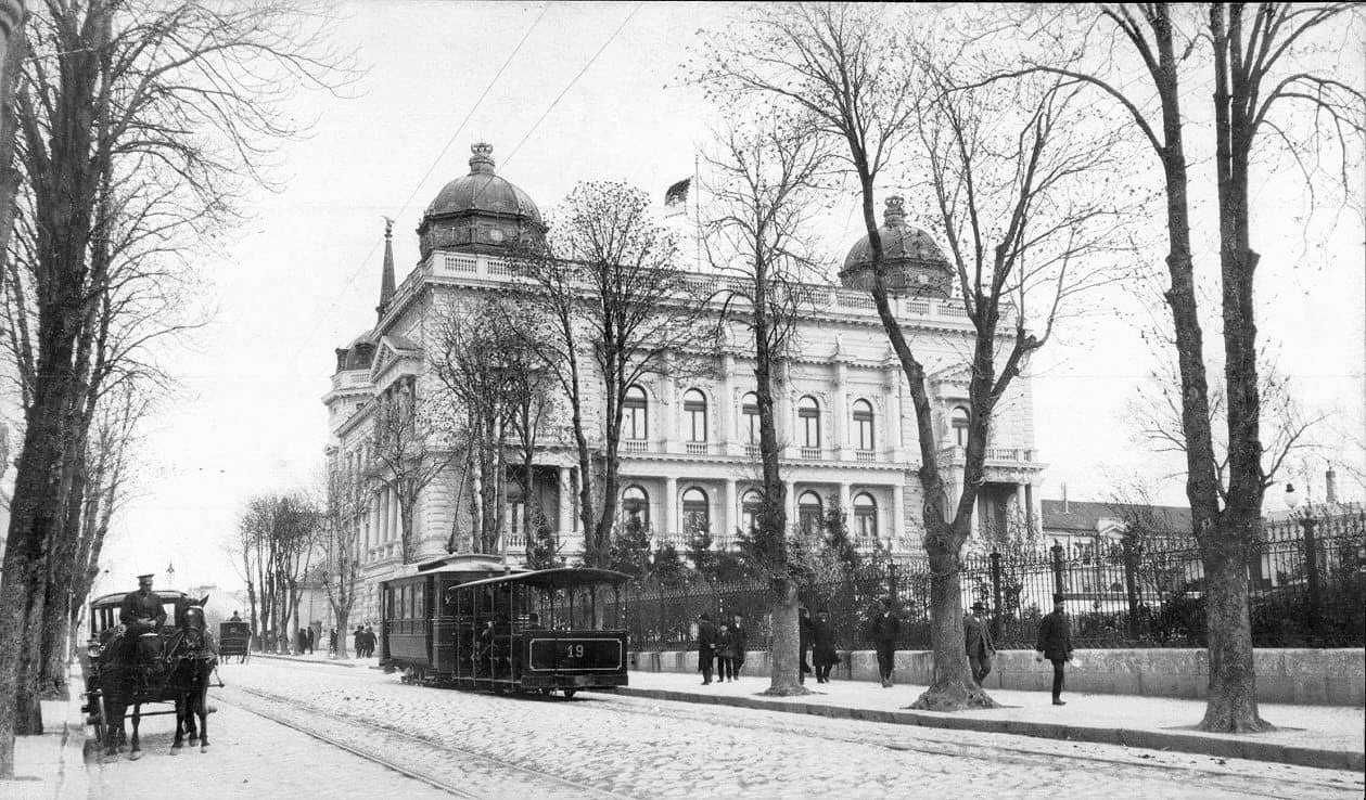 Tramvaj sa prikolicom i fijakeri u kaldrmisanoj Kralja Milana početkom XX veka..jpg