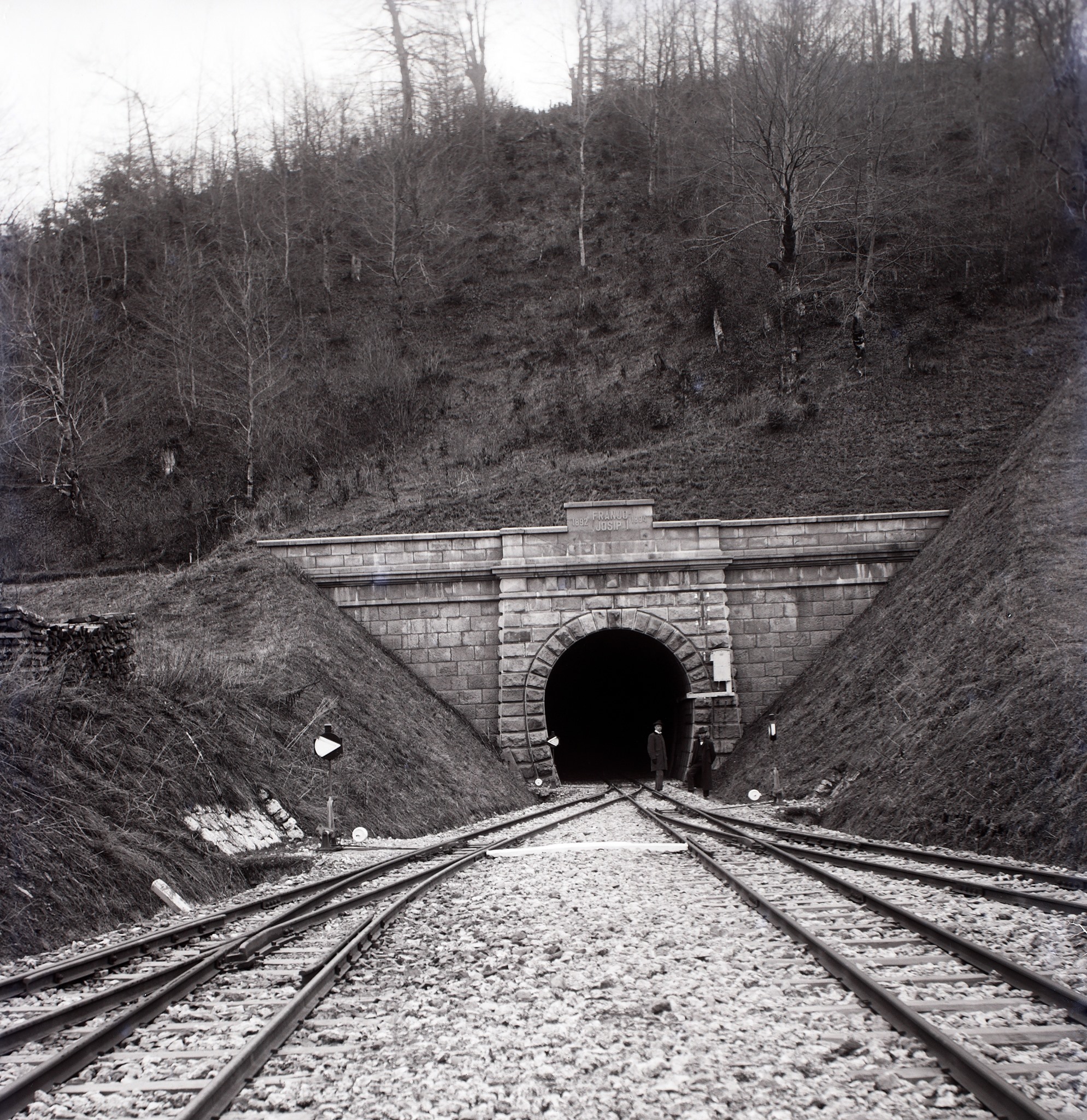 sjeverozapadni ulaz u tunel Komar 1910.jpg
