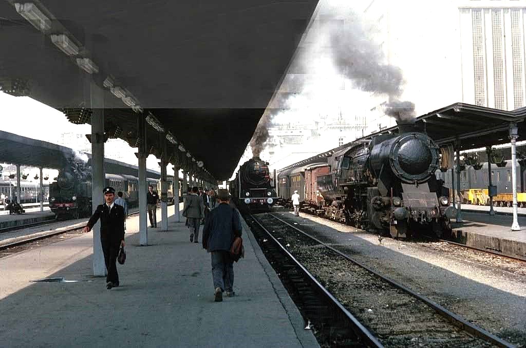 Lokomotiva 33-145 na čelu putničkog voza napušta stanicu Beograd 1961.god..jpg