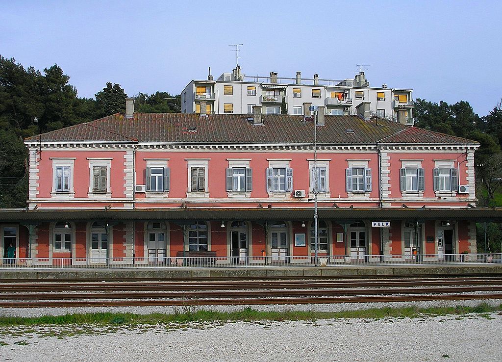 1024px-Pula_railway_station_(2).JPG
