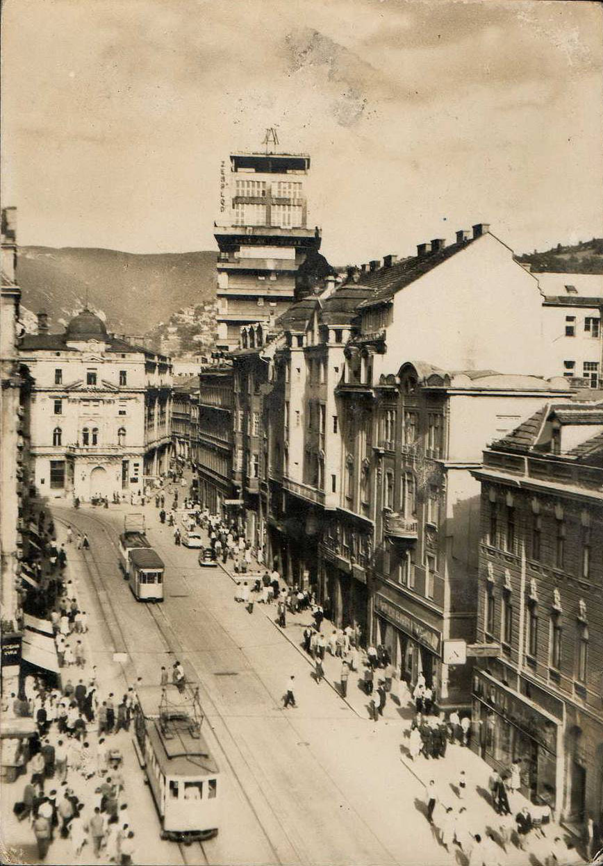 File:Podchod tramvajové trati u zastávky Modřanská škola.jpg - Wikimedia  Commons